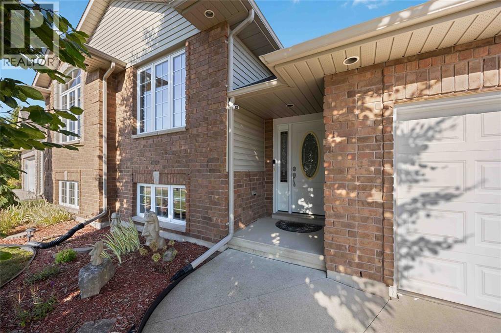 682 Bentinck Drive Property Photo 2