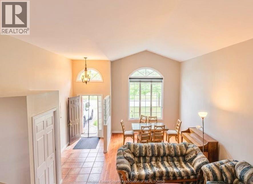 1328 Imperial Crescent Property Photo 4