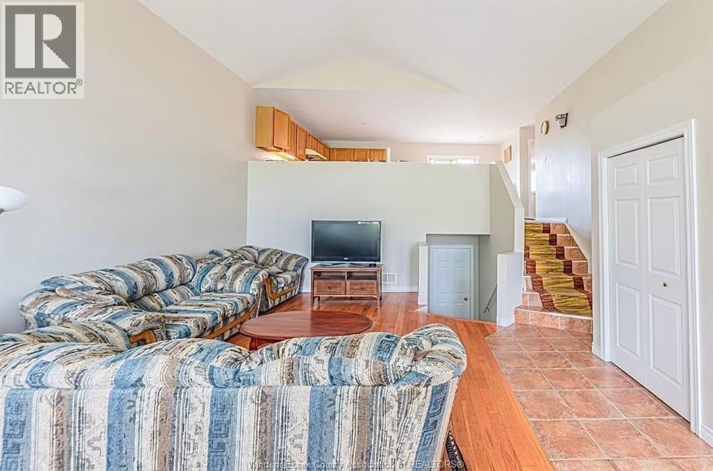 1328 Imperial Crescent Property Photo 5