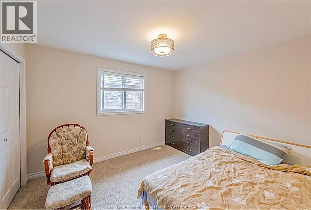 1328 Imperial Crescent Property Photo 10