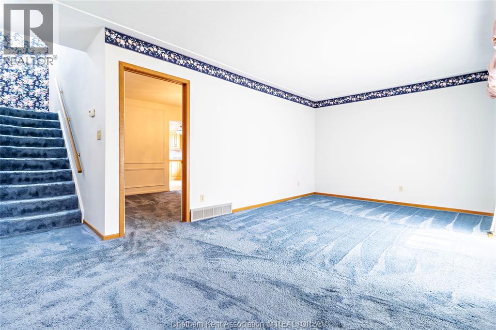 199 Tweedsmuir Avenue East Property Photo 4