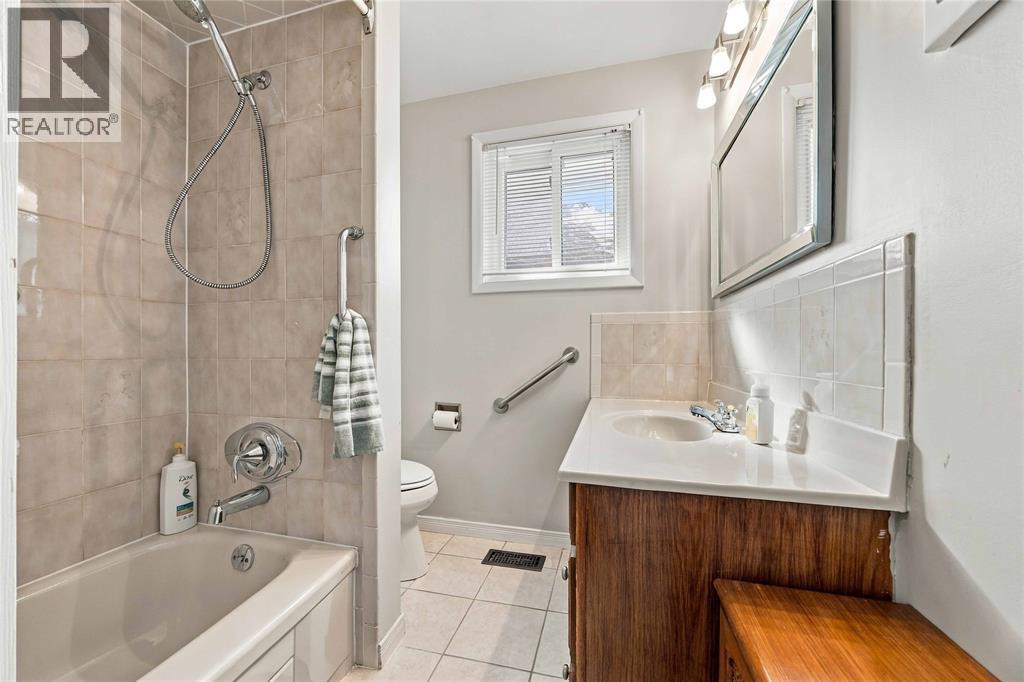 867 Champlain Road Property Photo 14