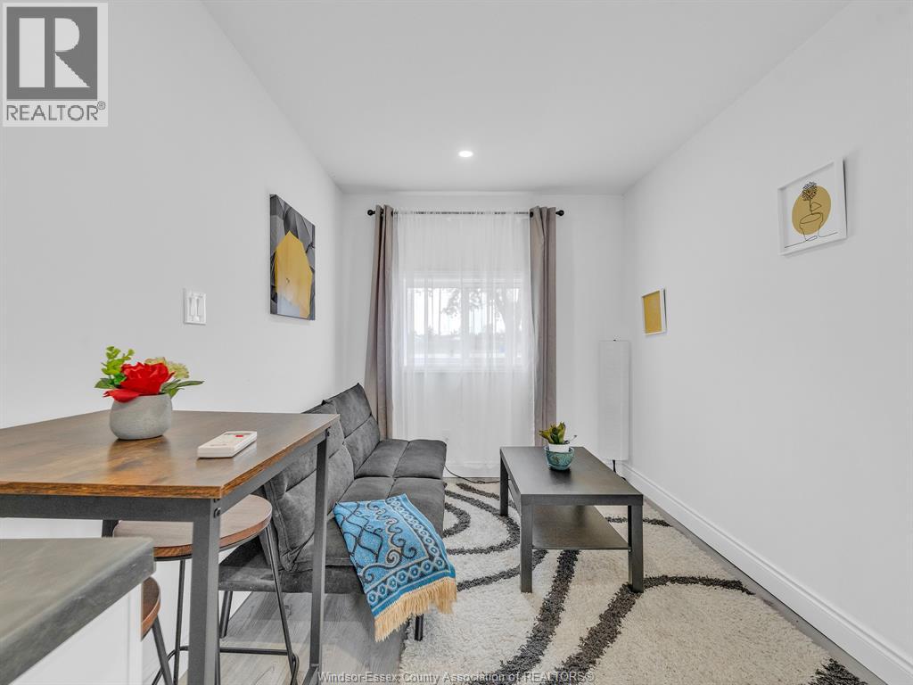 306 Foch Unit# Back Unit Property Photo 4