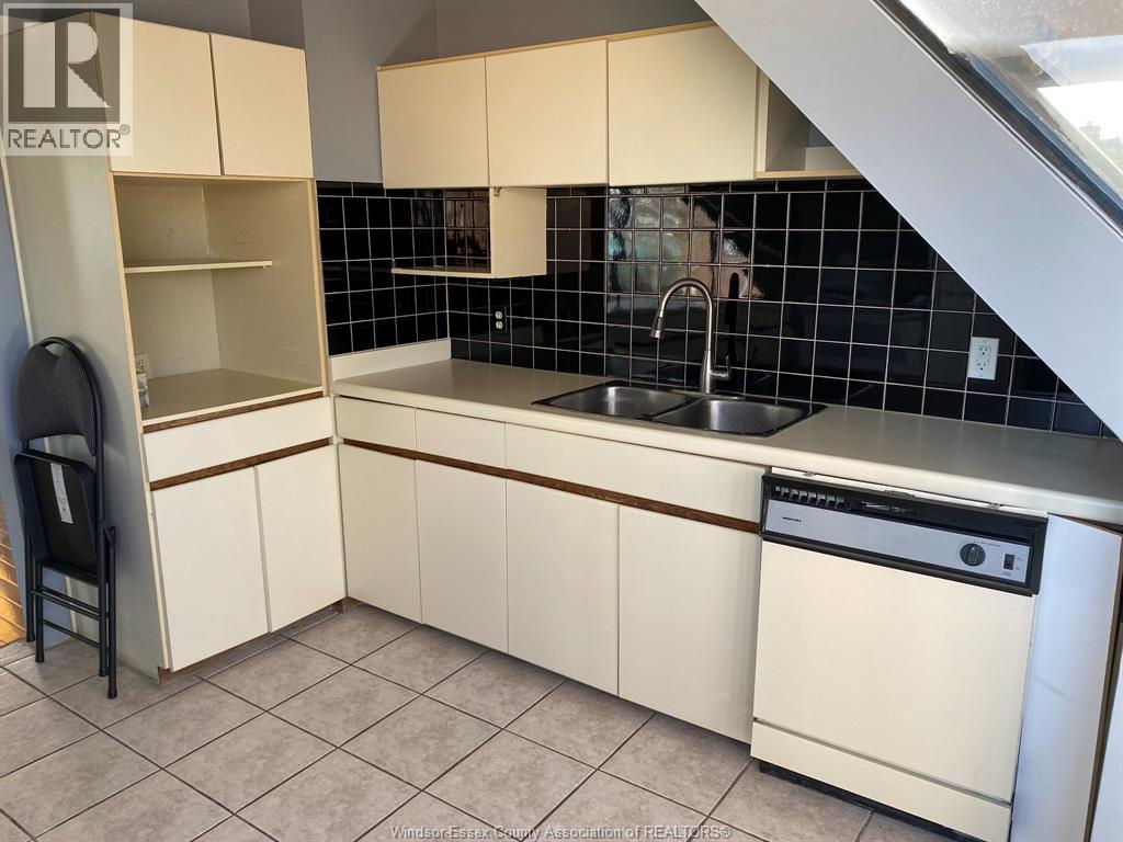 165 Janette Unit# Penthouse Property Photo 3