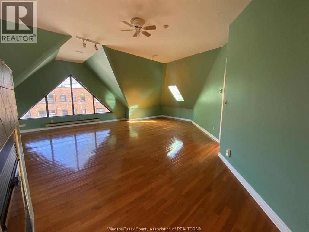165 Janette Unit# Penthouse Property Photo 6