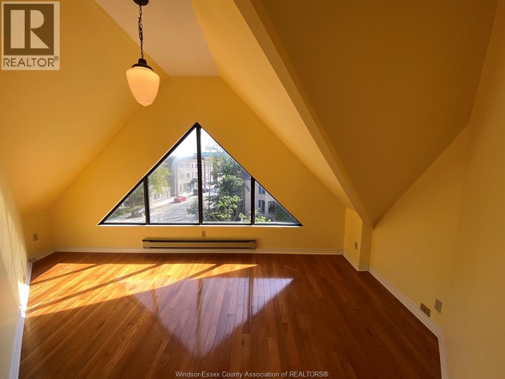 165 Janette Unit# Penthouse Property Photo 11