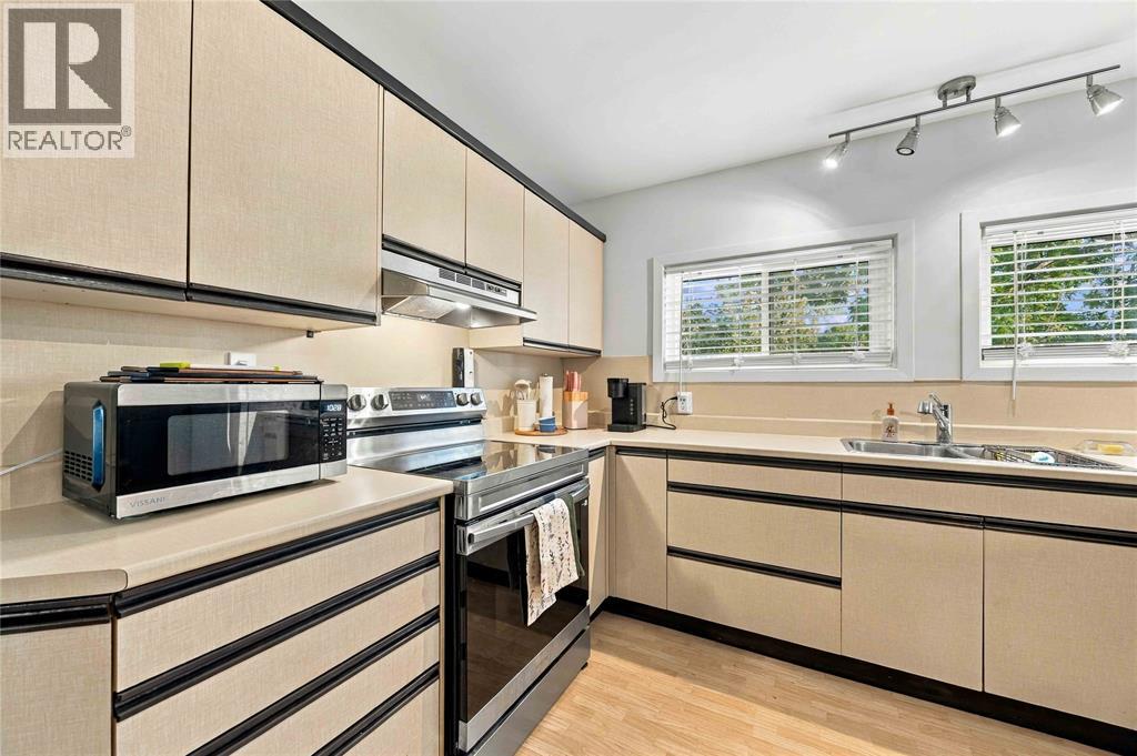 914 Retlaw Drive Property Photo 11