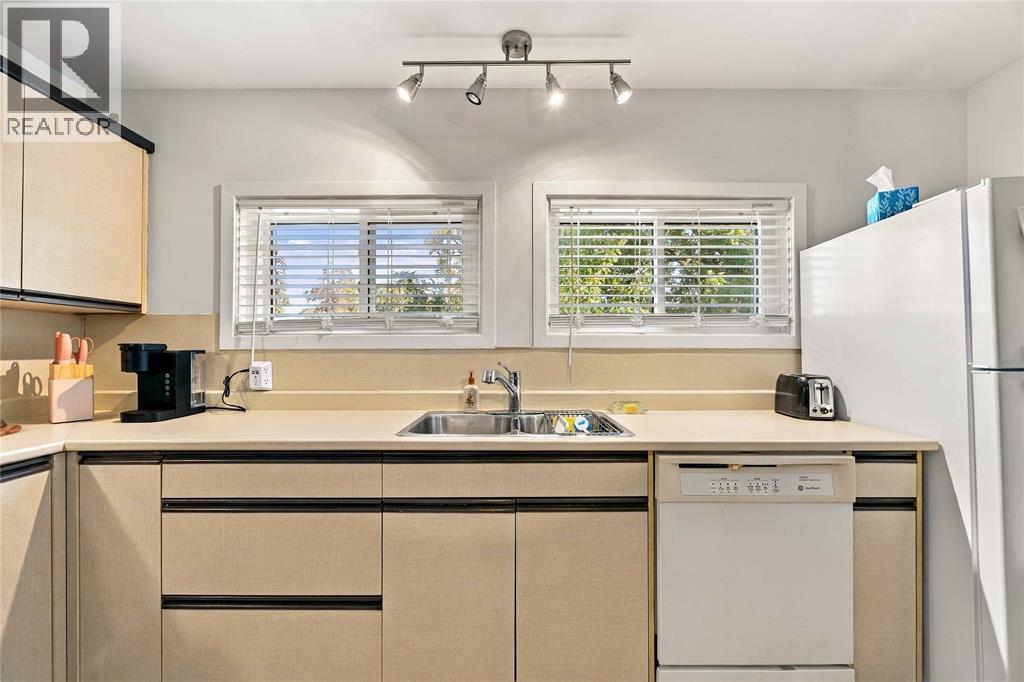 914 Retlaw Drive Property Photo 13