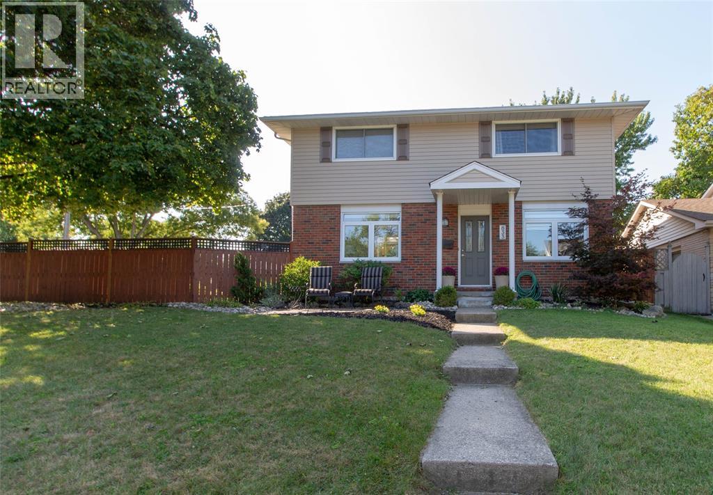 833 Woodward CRESCENT