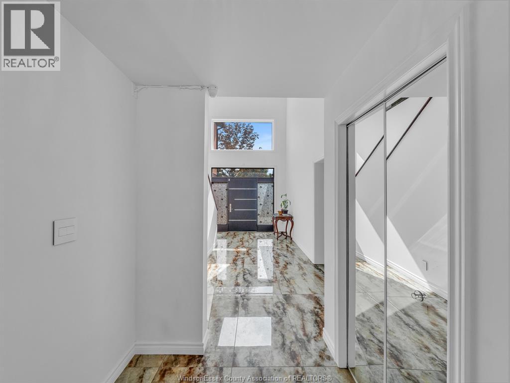 1098 Stoneybrook Crescent Property Photo 4