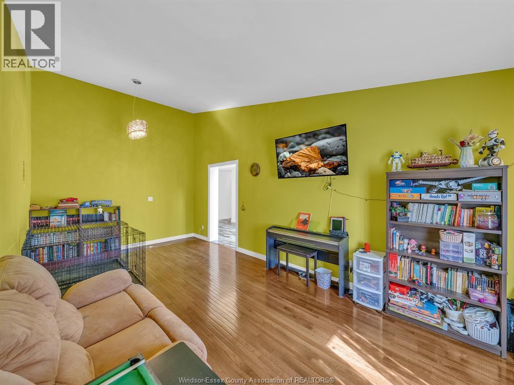 1098 Stoneybrook Crescent Property Photo 33
