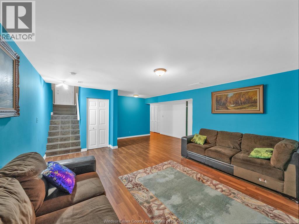 1098 Stoneybrook Crescent Property Photo 37