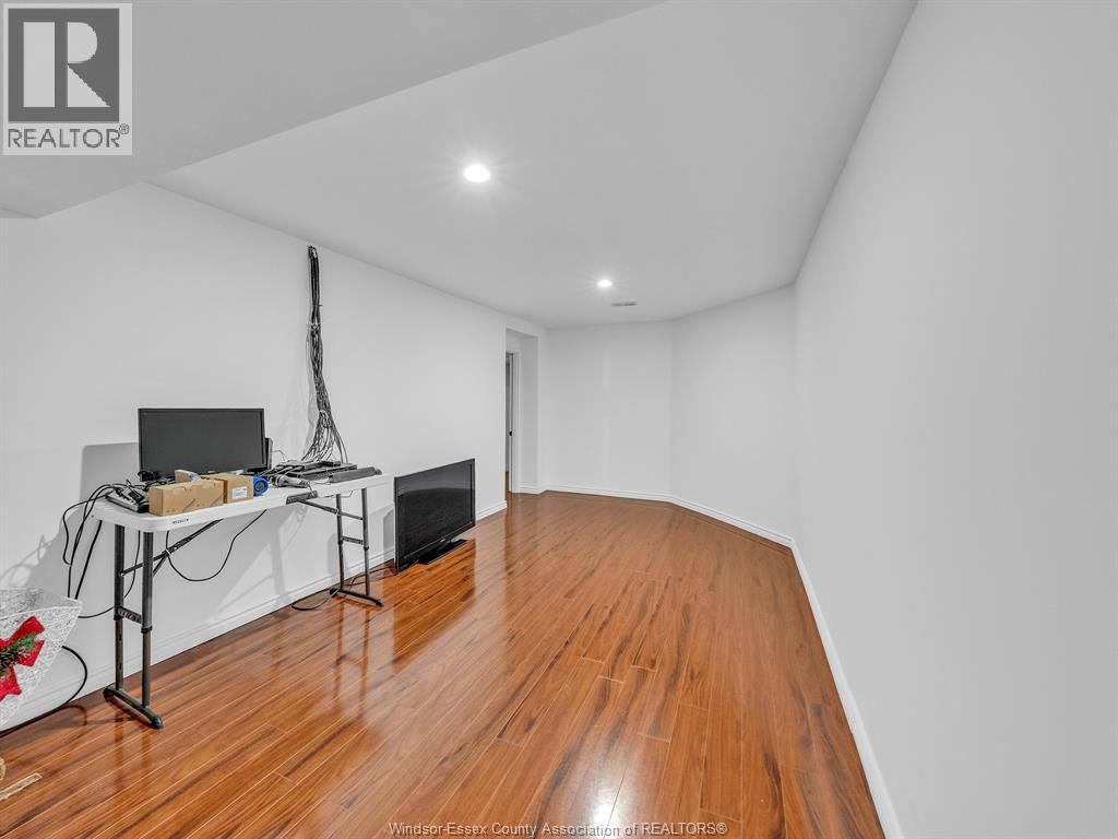 1098 Stoneybrook Crescent Property Photo 42