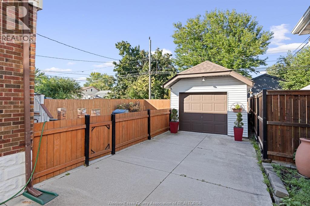 1863 Pillette Property Photo 30