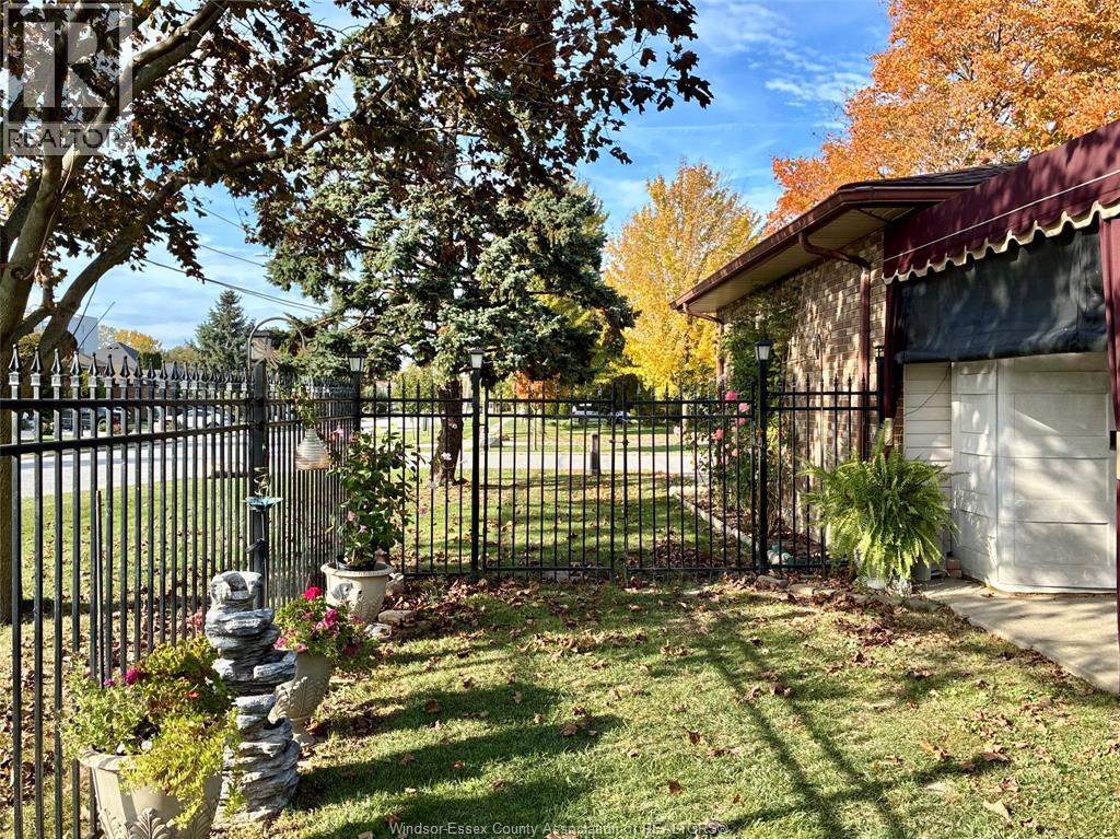 3596 Hemlock Property Photo 4