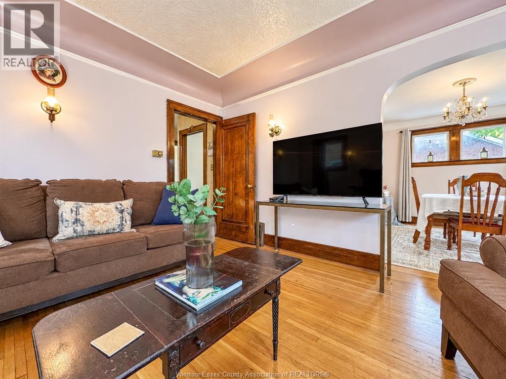 2270 Lillian Property Photo 4