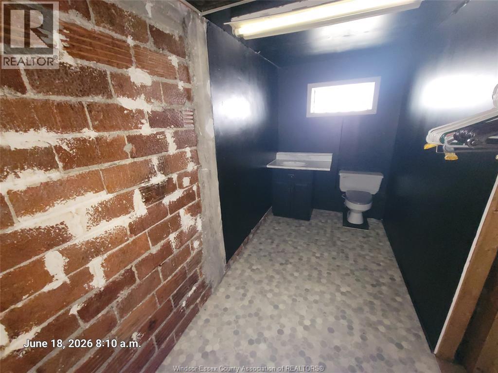 4776 Wyandotte Street East Property Photo 9