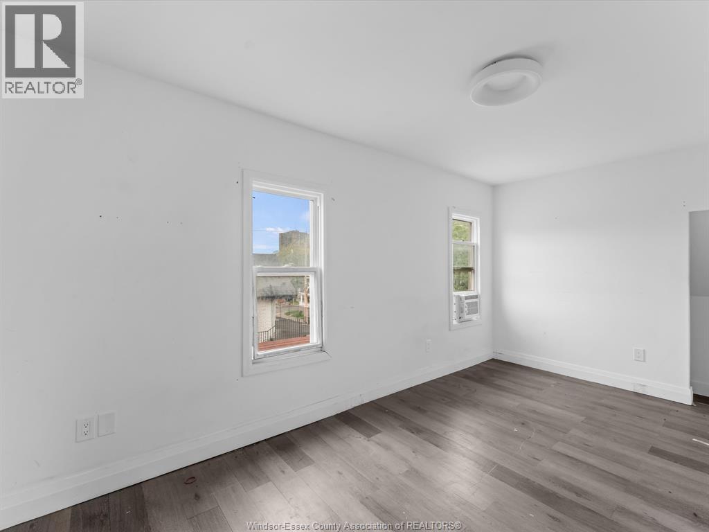446 Wyandotte Street West Property Photo 34