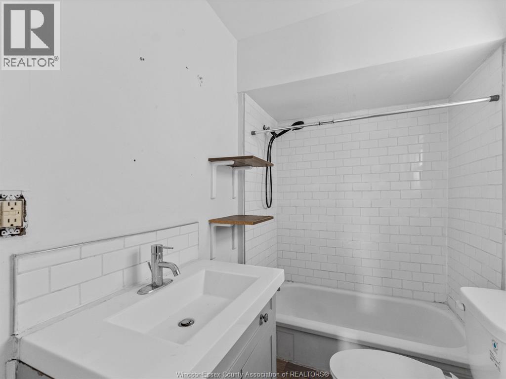 446 Wyandotte Street West Property Photo 38