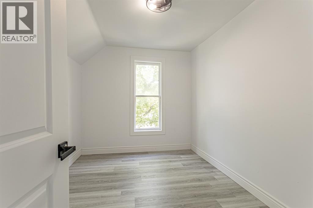 136 Brock Street North Property Photo 14