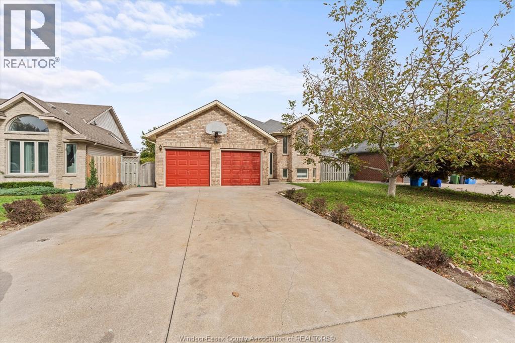 2820 Wildberry Crescent Property Photo 3