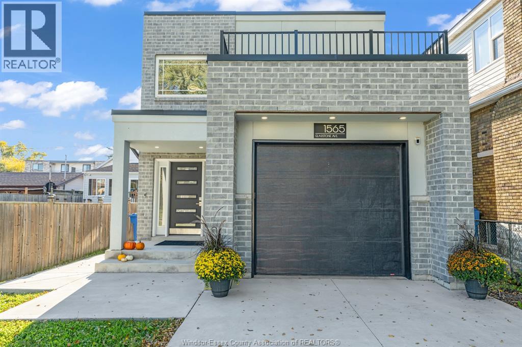 1565 Gladstone Avenue Property Photo 2