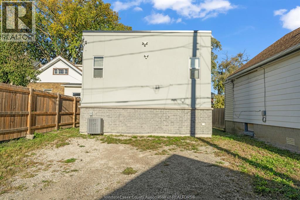 1565 Gladstone Avenue Property Photo 8