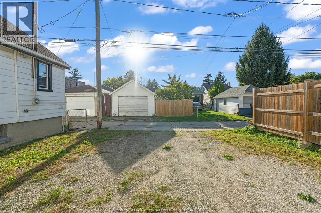 1565 Gladstone Avenue Property Photo 9