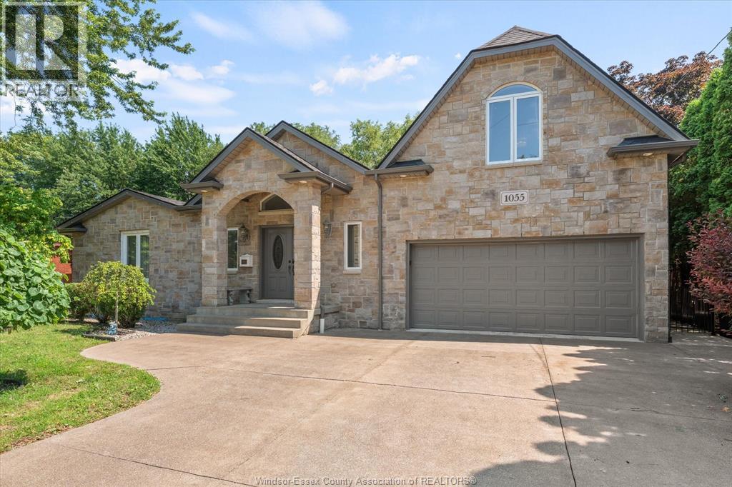 1055 Roseland Drive South Property Photo 1