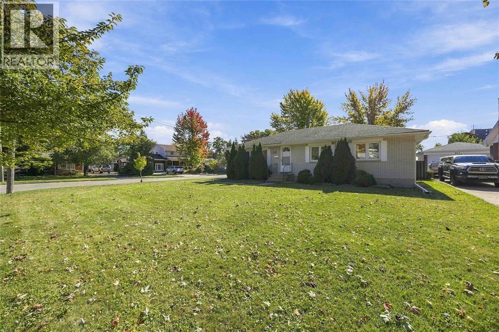 913 Wedgewood Avenue Property Photo 3