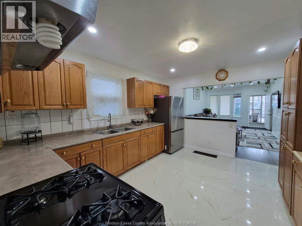 947 Elsmere Property Photo 7