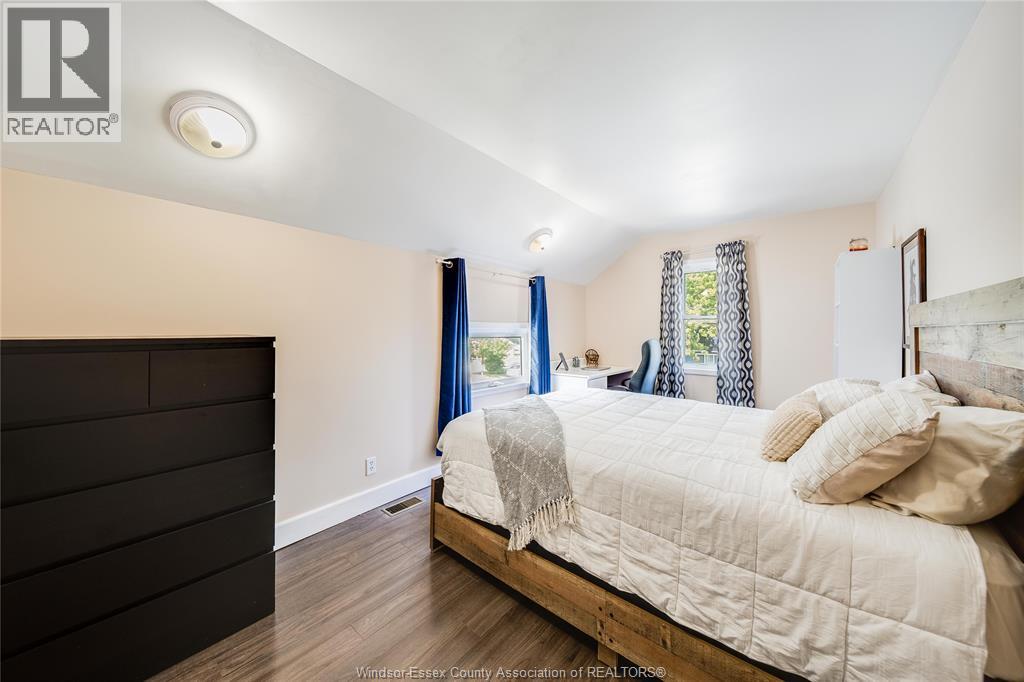 90 Victoria Property Photo 27