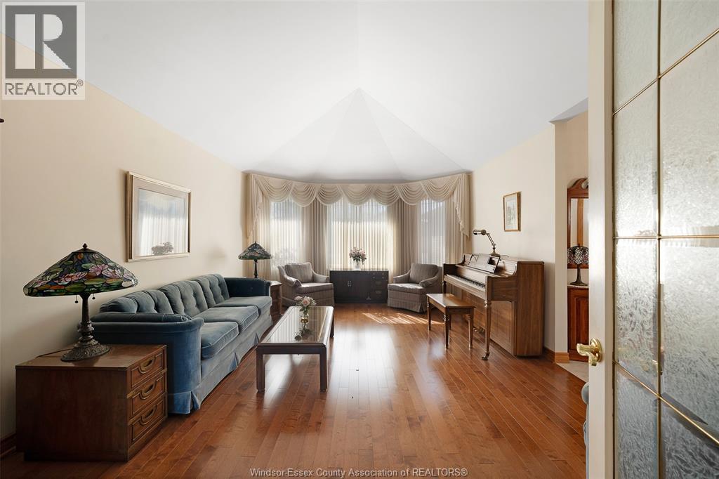 1353 Imperial Crescent Property Photo 9