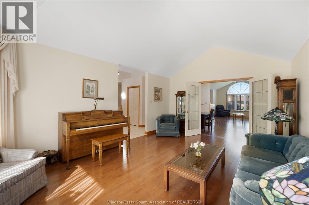 1353 Imperial Crescent Property Photo 10