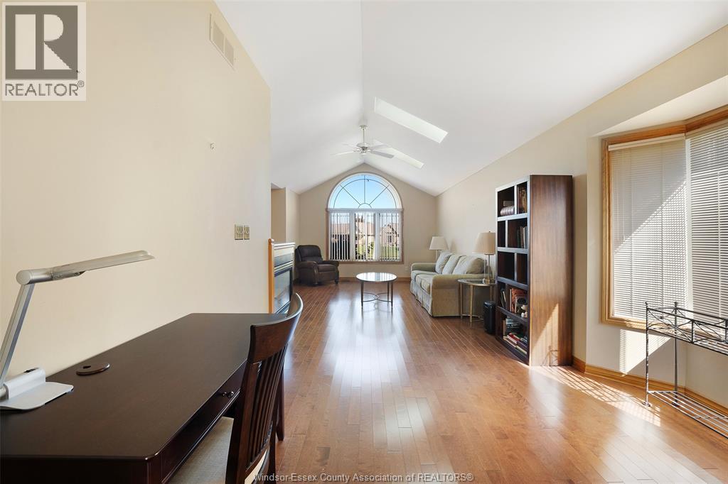 1353 Imperial Crescent Property Photo 11