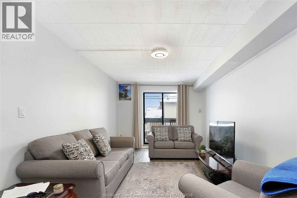 995 Elsmere Property Photo 10