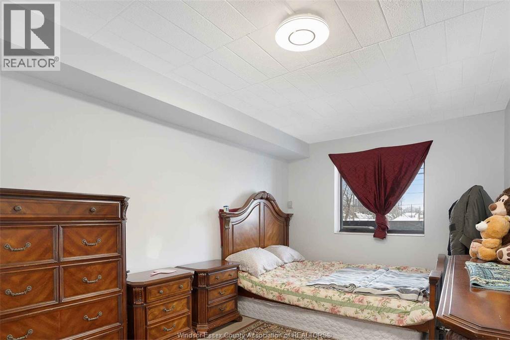 995 Elsmere Property Photo 16