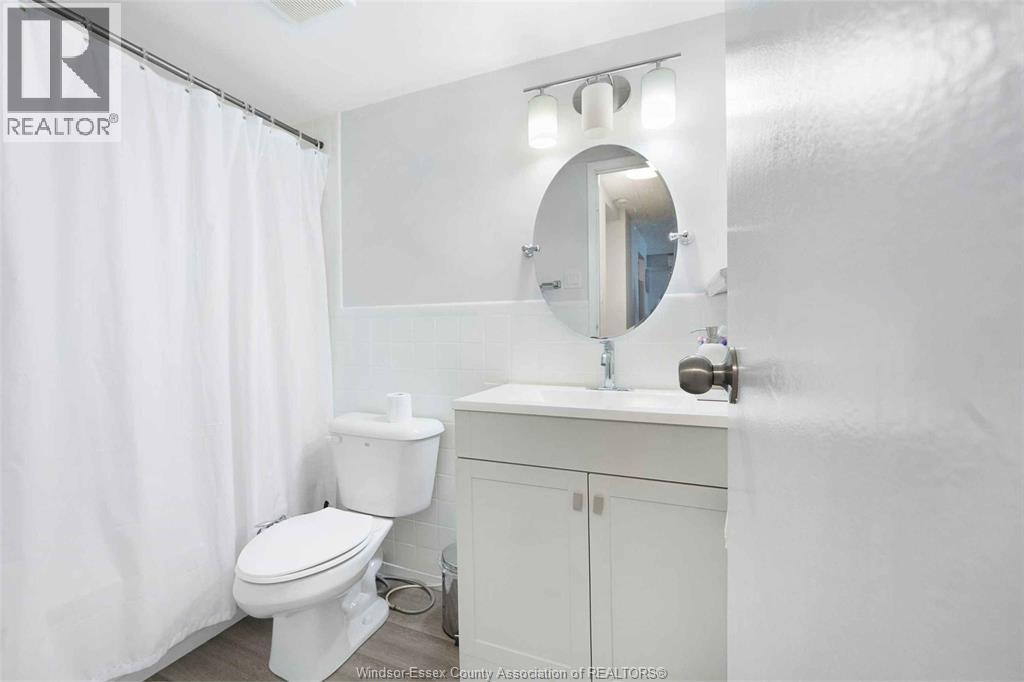 995 Elsmere Property Photo 17