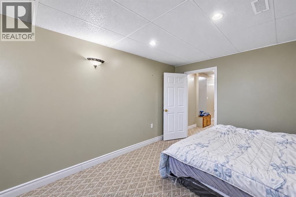 726 Sandison Property Photo 32