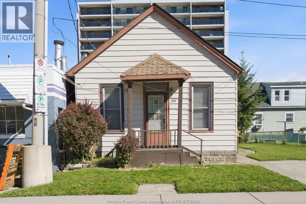 909 Riverside Dr E Property Photo 6