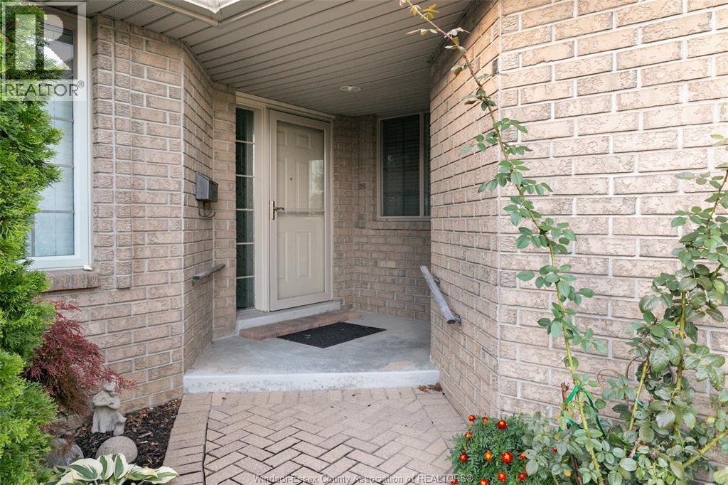 1487 Imperial Crescent Property Photo 3