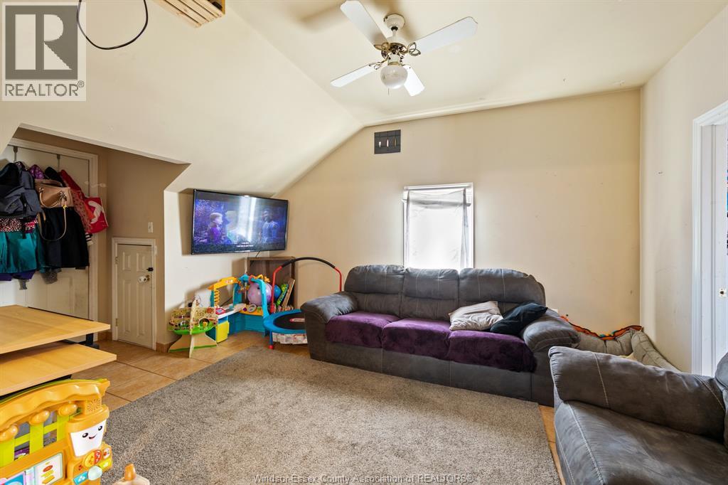 906 Elsmere Property Photo 11
