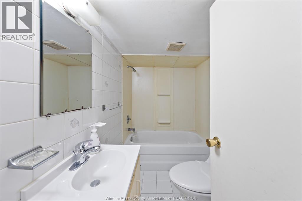 906 Elsmere Property Photo 28