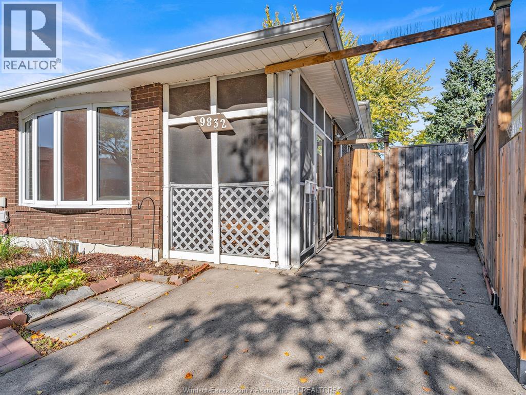 9832 Lynngrove Crescent Property Photo 4