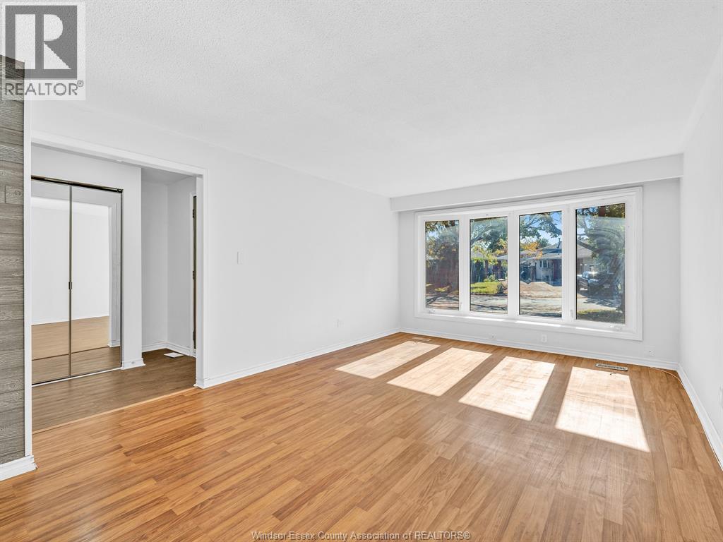 9832 Lynngrove Crescent Property Photo 6