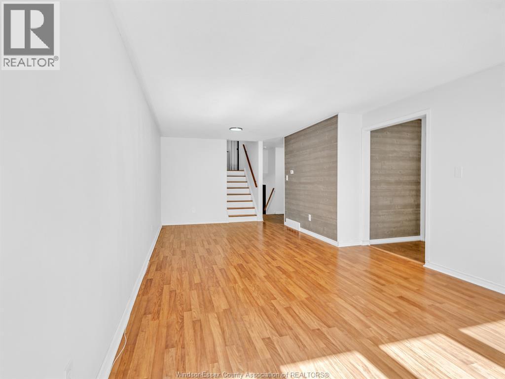 9832 Lynngrove Crescent Property Photo 7