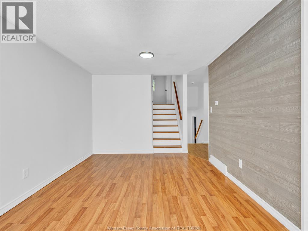 9832 Lynngrove Crescent Property Photo 8