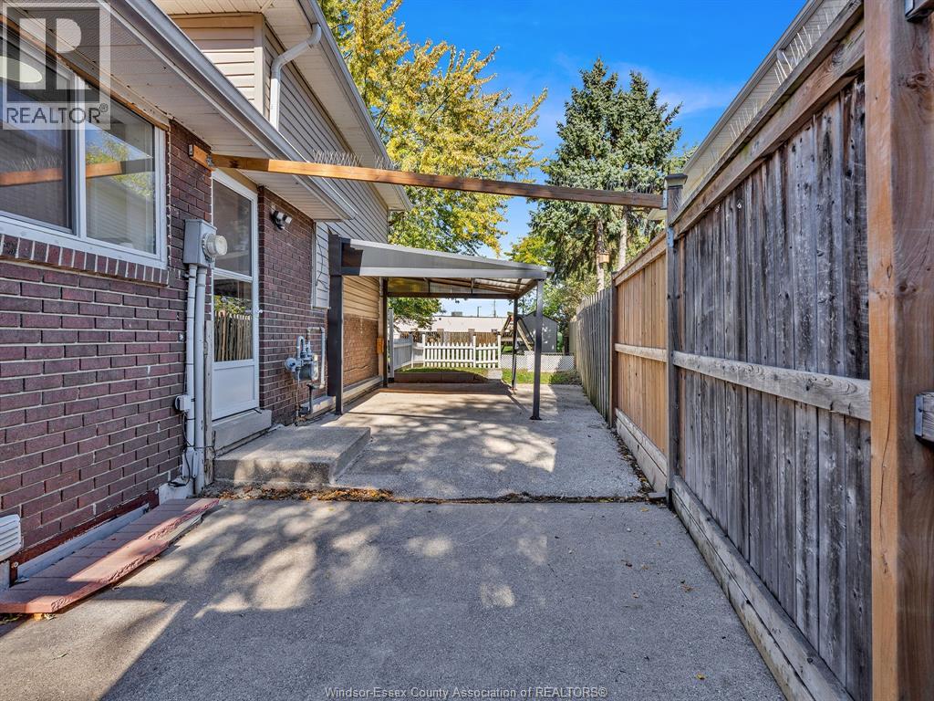 9832 Lynngrove Crescent Property Photo 35