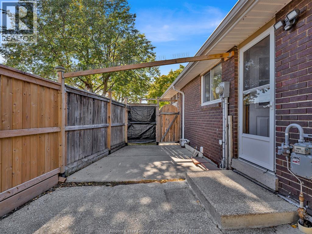 9832 Lynngrove Crescent Property Photo 46