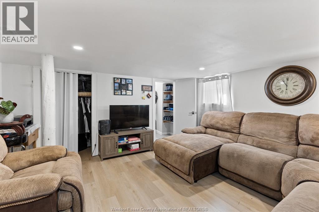 25 Clark Street West Property Photo 6